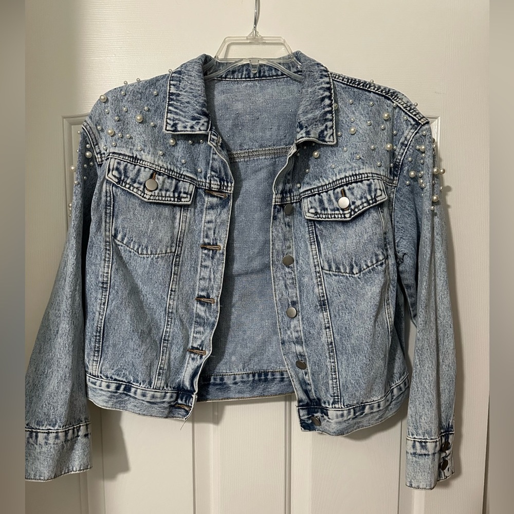 Crop light wash pearl Jean jacket - size L